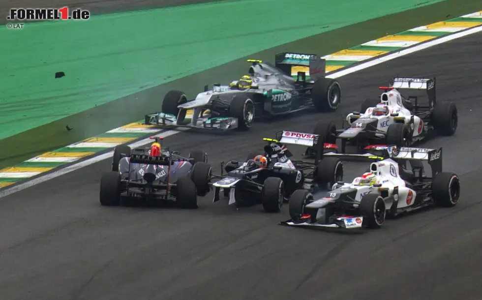 Foto zur News: ... Vettel fällt nach einer Berührung mit Bruno Senna früh im Rennen ans Ende des Feldes zurück. Allerdings kämpft sich der Deutsche noch bis auf Platz sechs zurück, was zum Titel reicht, weil Alonso hinter Jenson Button gleichzeitig "nur" Zweiter wird. Dem Spanier fehlen am Ende lediglich drei Zähler.