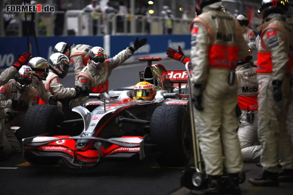 Foto zur News: ... muss Hamilton zittern. Massa gewinnt sein Heimrennen bei wechselhaften Bedingungen, während der Brite Timo Glock erst auf den letzten Metern überholt, dadurch noch Fünfter wird und so seinen ersten WM-Titel mit einem Punkt Vorsprung vor Massa gewinnt. Mehr Drama geht nicht.