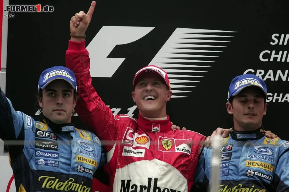Foto zur News: 2006: Auch drei Jahre später ist "Schumi" wieder an der WM-Entscheidung beteiligt, dieses Mal aber selbst als Verfolger. Er reist mit zehn Punkten Rückstand auf Fernando Alonso zum Finale nach Brasilien, kann aber bei einem Sieg und einer gleichzeitigen Nullnummer des Spaniers noch Weltmeister werden. Allerdings ...