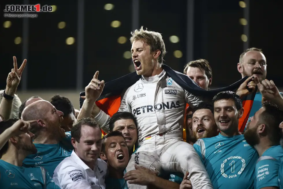Foto zur News: ... gewinnt Hamilton dann auch, aber Rosberg reicht ein zweiter Platz hinter seinem Teamkollegen, um den Titel mit fünf Zählern Vorsprung ins Ziel zu retten. Es ist gleichzeitig Rosbergs letztes Formel-1-Rennen, denn wenige Tage später tritt er als neuer Weltmeister aus der Königsklasse zurück.