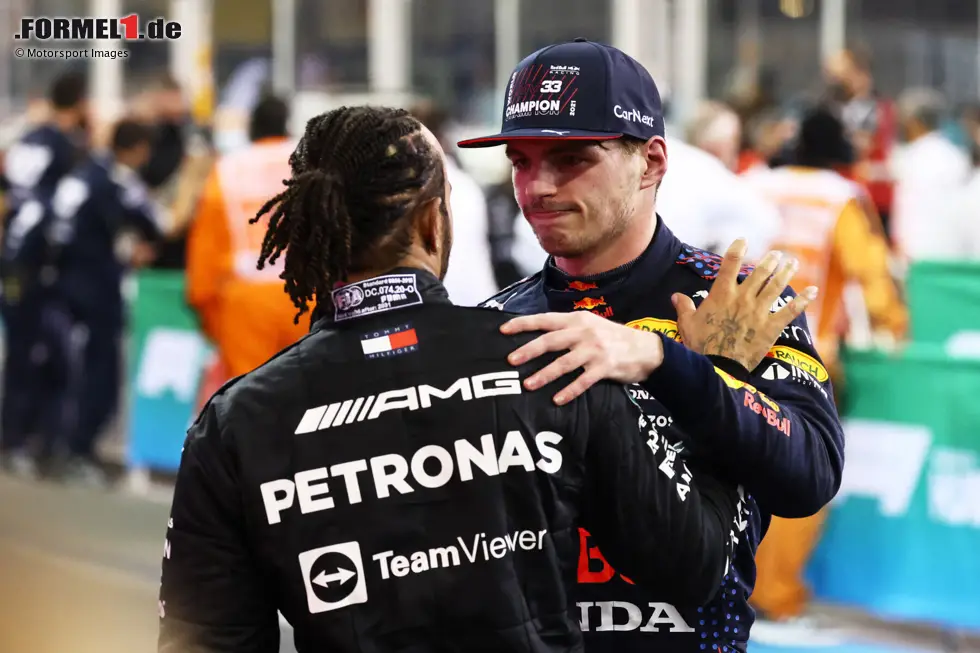 Foto zur News: ... sieht lange alles nach einem Sieg und damit dem Titel für Hamilton aus. Doch nach einer kontroversen Safety-Car-Phase unmittelbar vor dem Ende gehen der Sieg und der Titel doch noch an Verstappen, der damit zum ersten Mal Weltmeister wird. Es bleibt bis heute die letzte WM-Entscheidung bei einem Formel-1-Saisonfinale.