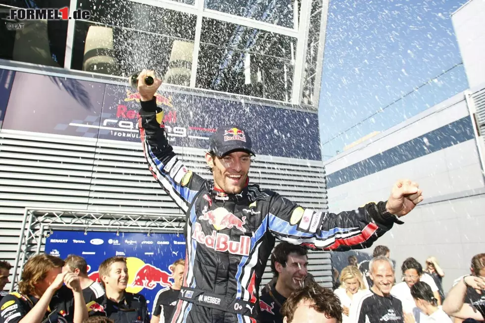 Mark Webber (6) - Gleich neunmal wechselt die WM-Führung in einer turbulenten Saison 2010. Webber ist zu drei verschiedenen Zeitpunkten vorne und geht auch als Führender in die letzten drei Rennen. Ein Crash in Südkorea bringt ihn ins Hintertreffen und am Ende wird Sebastian Vettel Champion, der nur nach dem Finale auf 1 geführt wird. Foto zur News: Mark Webber (6) - Gleich neunmal wechselt die WM-Führung in einer turbulenten Saison 2010. Webber ist zu drei verschiedenen Zeitpunkten vorne und geht auch als Führender in die letzten drei Rennen. Ein Crash in Südkorea bringt ihn ins Hintertreffen und am Ende wird Sebastian Vettel Champion, der nur nach dem Finale auf 1 geführt wird.