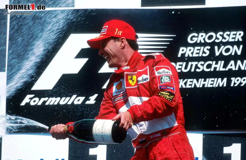 Eddie Irvine (5) - Nach dem Beinbruch von Michael Schumacher muss Irvine 1999 die Kohlen für Ferrari aus dem Feuer holen. Immer wieder wechselt die WM-Führung mit McLarens Mika Häkkinen. Irvine übernimmt die Spitze mit einem geschenkten Sieg beim vorletzten Rennen in Malaysia, bringt den Titel aber nicht über die Linie. Foto zur News: Eddie Irvine (5) - Nach dem Beinbruch von Michael Schumacher muss Irvine 1999 die Kohlen für Ferrari aus dem Feuer holen. Immer wieder wechselt die WM-Führung mit McLarens Mika Häkkinen. Irvine übernimmt die Spitze mit einem geschenkten Sieg beim vorletzten Rennen in Malaysia, bringt den Titel aber nicht über die Linie.