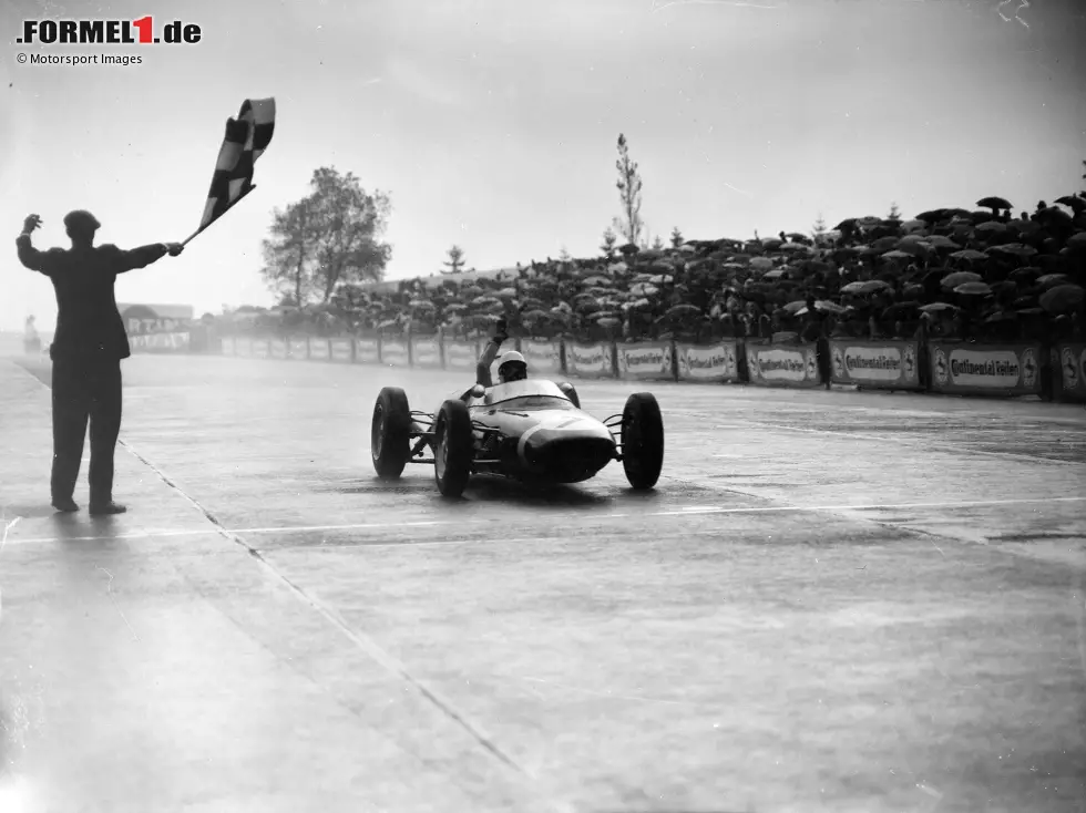 Stirling Moss (7) - Er gilt als bester Pilot, der nie einen Titel gewonnen hat. Moss wird zwischen 1955 und 1958 viermal in Folge Vizemeister, anschließend dreimal WM-Dritter. 1958 verliert er den Titel um einen Punkt an Mike Hawthorn, weil er seinen Rivalen gegenüber den Rennkommissaren beschützt und eine Strafe verhindert. Foto zur News: Stirling Moss (7) - Er gilt als bester Pilot, der nie einen Titel gewonnen hat. Moss wird zwischen 1955 und 1958 viermal in Folge Vizemeister, anschließend dreimal WM-Dritter. 1958 verliert er den Titel um einen Punkt an Mike Hawthorn, weil er seinen Rivalen gegenüber den Rennkommissaren beschützt und eine Strafe verhindert.