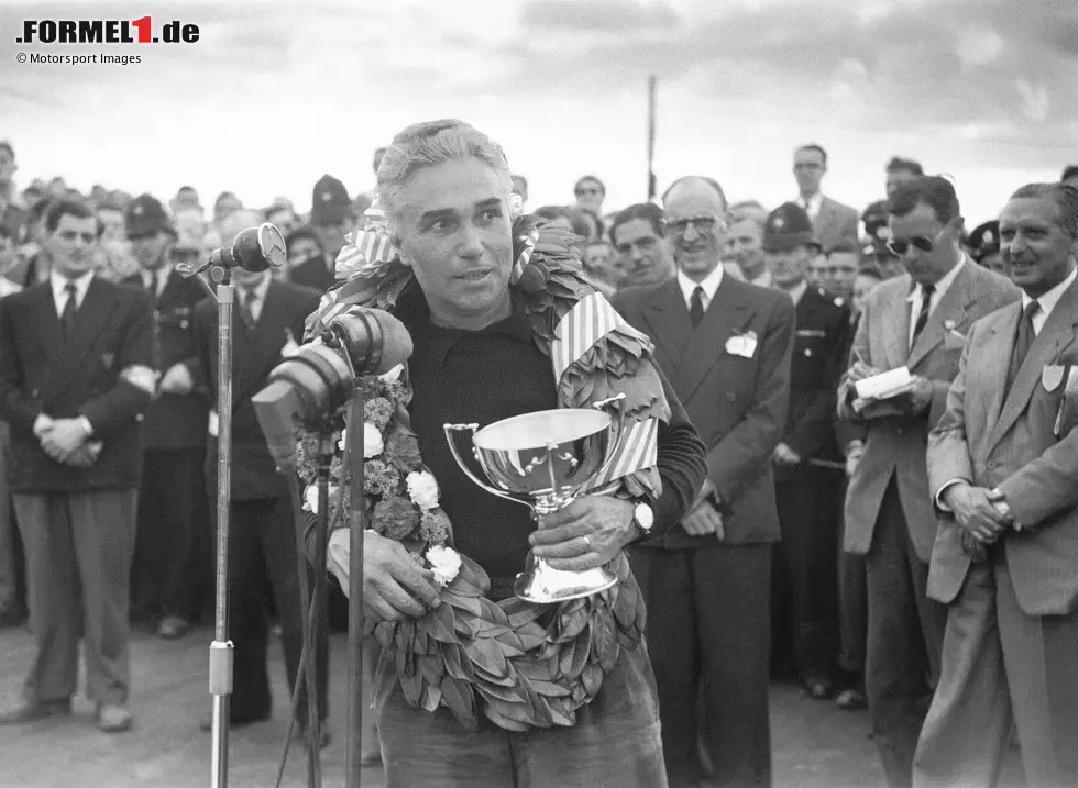 Piero Taruffi (3) - In Abwesenheit von Alberto Ascari gewinnt der Ferrari-Pilot 1952 den Auftakt in der Schweiz. Ascari nimmt stattdessen am Indy 500 teil, wo er jedoch ausscheidet, daher schließt er in der WM erst nach dem dritten Rennen in Belgien zu Taruffi auf, bevor er schließlich alle weiteren Grands Prix in dieser Saison gewinnt. Foto zur News: Piero Taruffi (3) - In Abwesenheit von Alberto Ascari gewinnt der Ferrari-Pilot 1952 den Auftakt in der Schweiz. Ascari nimmt stattdessen am Indy 500 teil, wo er jedoch ausscheidet, daher schließt er in der WM erst nach dem dritten Rennen in Belgien zu Taruffi auf, bevor er schließlich alle weiteren Grands Prix in dieser Saison gewinnt.