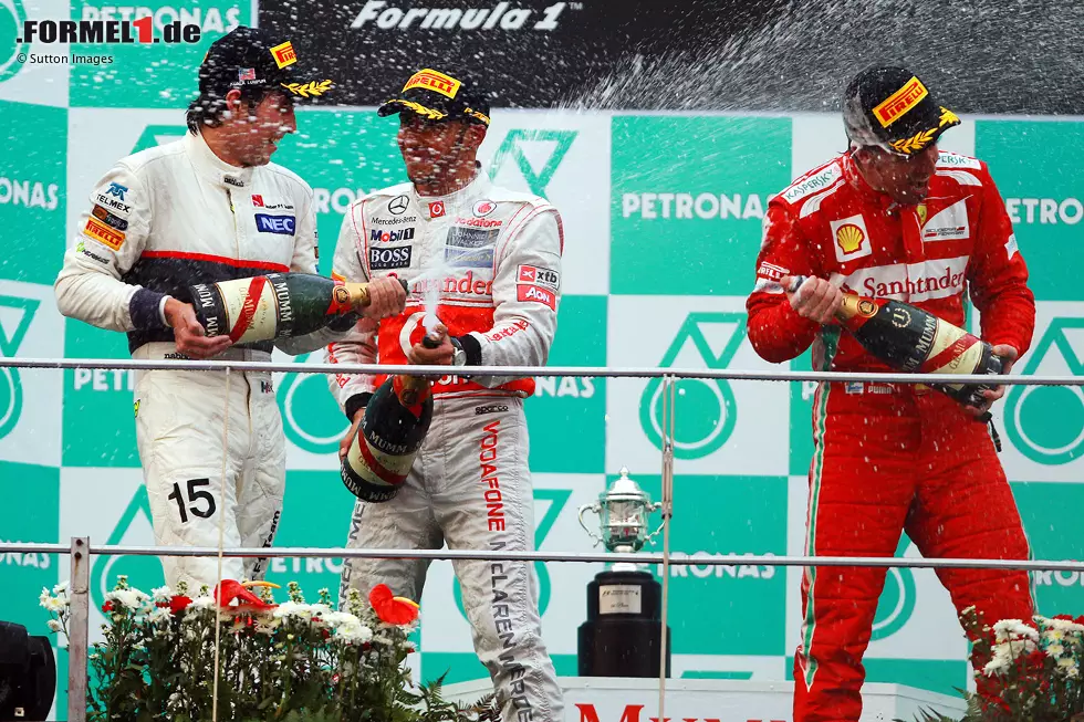 BMW Sauber hatte 2010 den Namen BMW-Sauber-Ferrari und kehrte 2011 zum alten Namen zurück. 2012 sorgte Sergio Perez für Aufsehen, indem er mit seine, exzellenten Reifenmanagement in Malaysia fast das Rennen gewonnen hätte. Trotz eines späten Überholmanövers gegen Alonso landete er am Ende auf dem zweiten Platz. Foto zur News: BMW Sauber hatte 2010 den Namen BMW-Sauber-Ferrari und kehrte 2011 zum alten Namen zurück. 2012 sorgte Sergio Perez für Aufsehen, indem er mit seine, exzellenten Reifenmanagement in Malaysia fast das Rennen gewonnen hätte. Trotz eines späten Überholmanövers gegen Alonso landete er am Ende auf dem zweiten Platz.