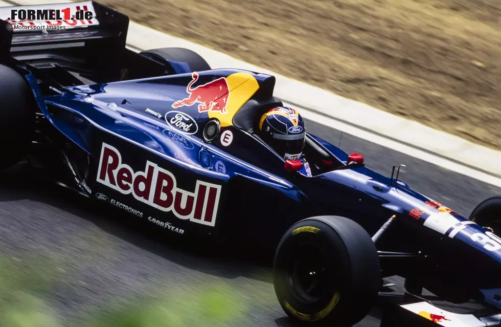 Bis 1995 etablierte sich Sauber in der Formel 1, trotz Rückschlägen wie Wendlingers Unfall. Heinz-Harald Frentzen führte das Team nach der Trennung von Mercedes und der Partnerschaft mit Ford zu regelmäßigen Punktergebnissen. Beim chaotischen Monza-Grand-Prix 1995 sicherte sich Frentzen mit Platz drei das erste Podium für Sauber. Foto zur News: Bis 1995 etablierte sich Sauber in der Formel 1, trotz Rückschlägen wie Wendlingers Unfall. Heinz-Harald Frentzen führte das Team nach der Trennung von Mercedes und der Partnerschaft mit Ford zu regelmäßigen Punktergebnissen. Beim chaotischen Monza-Grand-Prix 1995 sicherte sich Frentzen mit Platz drei das erste Podium für Sauber.