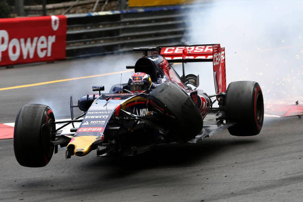 Foto zur News: Mercedes&#039; taktische Panne schenkt Nico Rosberg den Sieg, während Lewis Hamilton trauert - Spektakuläre Kollision