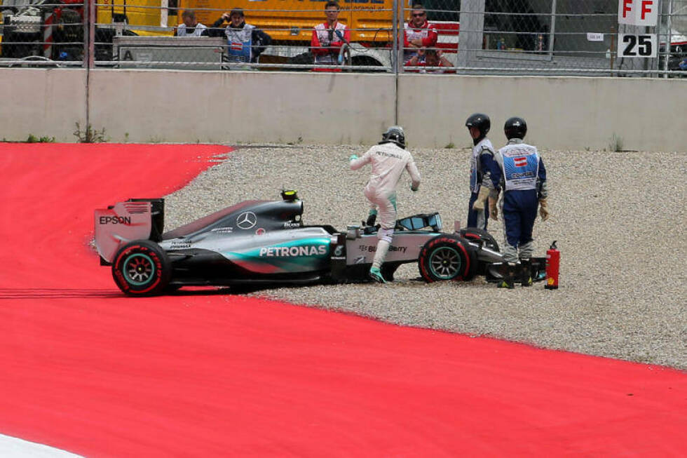 Foto zur News: Kollisionen, Defekte, schlechte Starts: 10 Rückschläge, mit denen der Titelkampf für Nico Rosberg 2015 aussichtslos ist