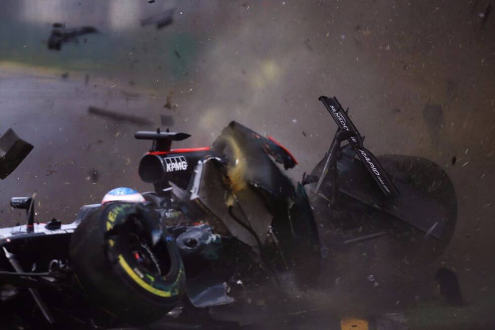 Foto zur News: Drama im Albert Park: Wie Fernando Alonso nach der Kollision mit Esteban Gutierrez einen Horrorunfall überlebt