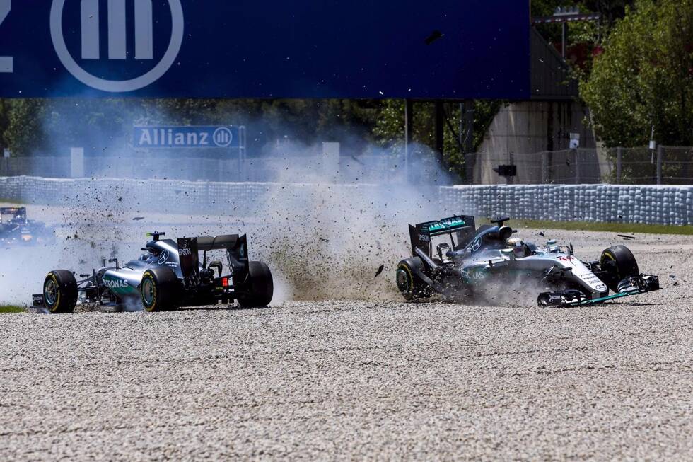 Foto zur News: Worst case für Mercedes am Start des Spanien-Grand-Prix: Nico Rosberg und Lewis Hamilton räumen sich ab