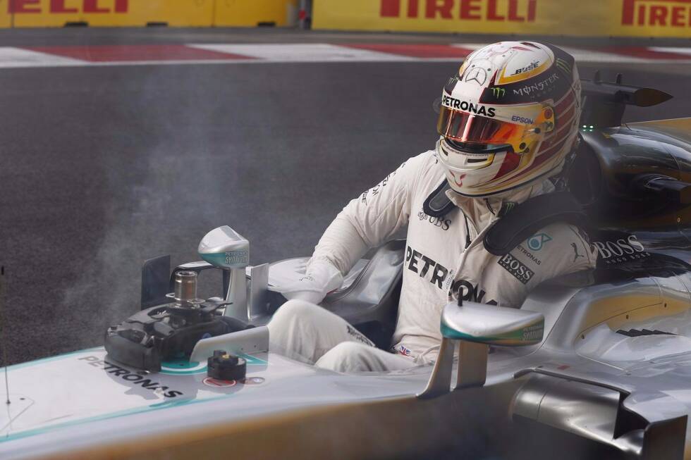 Foto zur News: Die Premiere in den Straßen Bakus sah 2016 den souveränen Sieger Nico Rosberg - Für Teamkollege Lewis Hamilton lief ab Samstag alles schief ...