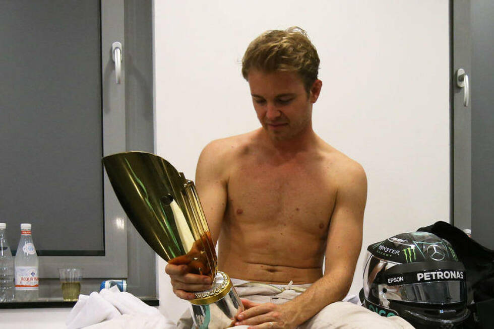 Foto zur News: Weltmeister! Küsschen von Vivian, Umarmung von Lewis, Tränen in Tonys Armen: So emotional feiert Nico Rosberg seinen Titel!