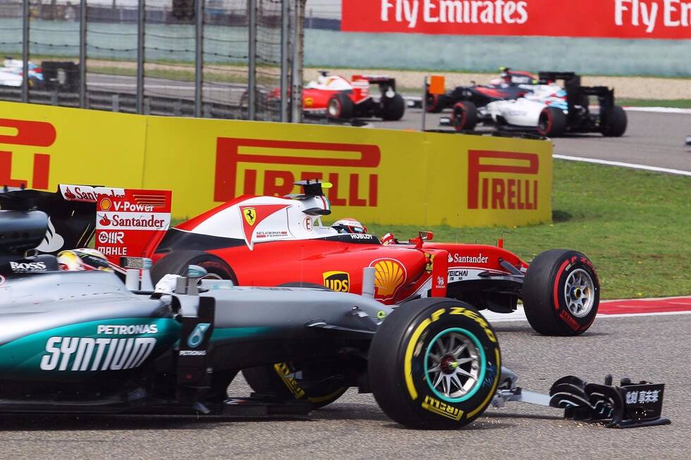 Foto zur News: Stallcrashes, Motorplatzer und  Chaosrunden: Wir lassen die Schlüsselereignisse im WM-Kampf zwischen Nico Rosberg und Lewis Hamilton Revue passieren.