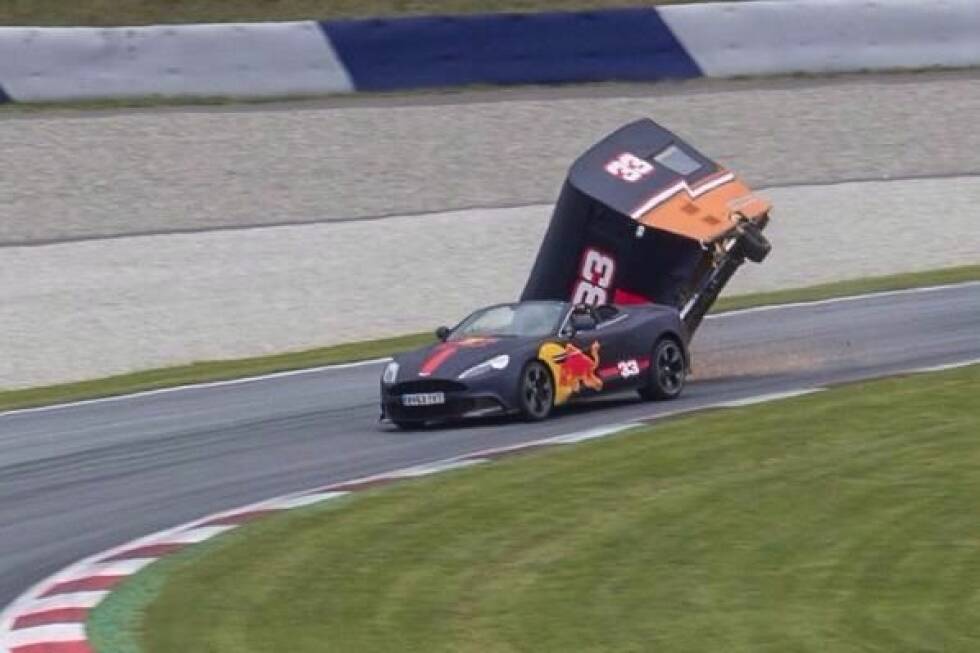 Foto zur News: Max Verstappen und Daniel Ricciardo lassen es beim Wohnwagenrennen auf dem Red-Bull-Ring ordentlich krachen