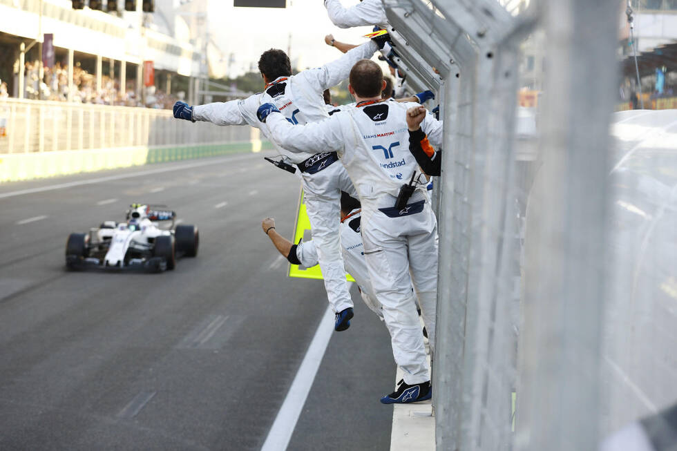 Foto zur News: Das Formel-1-Rennen in Baku: Wie die Eskalation zwischen Hamilton und Vettel Ricciardos Sensationssieg ermöglicht hat