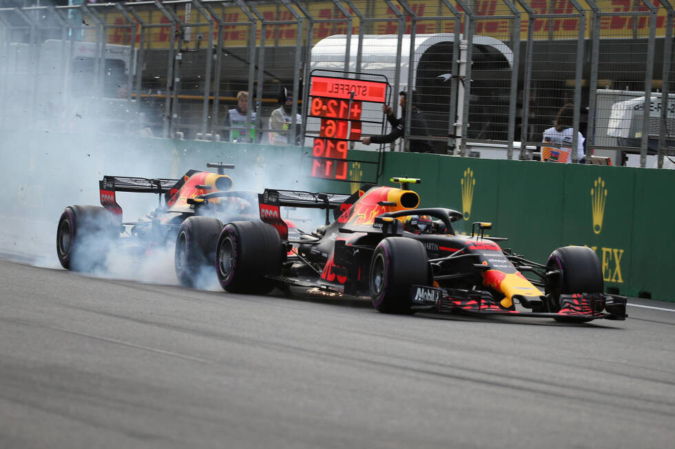 Foto zur News: Wie Daniel Ricciardo und Max Verstappen sich nach einem rundenlangen Duell in Aserbaidschan in die Kiste rauschten