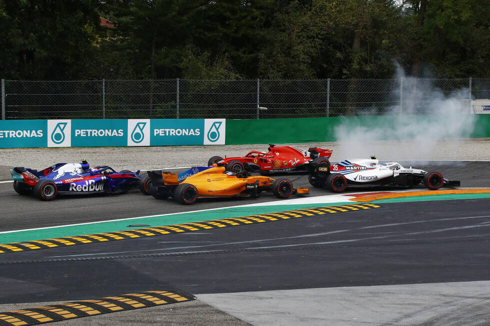 Foto zur News: Sebastian Vettel und Lewis Hamilton kollidieren in Runde 1 von Monza und sorgen für Frust bei den Tifosi