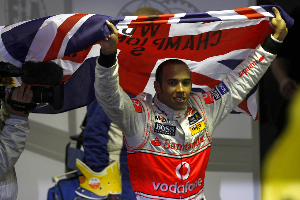 Foto zur News: Lewis Hamilton holte seinen Titel mit Rang 4 in Mexiko, doch der Brite ist bei weitem nicht der Erste, der zur Krönung nicht auf dem Podest feiern durfte