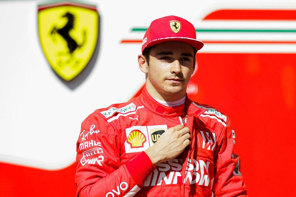 Foto zur News: Bei den Testfahrten in Abu Dhabi gab es einen Vorgeschmack auf die Formel-1-Saison 2019: Charles Leclerc in Rot und Kimi Räikkönen wie einst Ayrton Senna