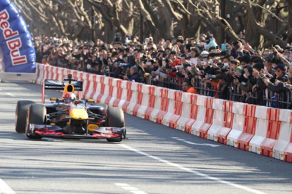 Foto zur News: Die Red-Bull-Fahrer Pierre Gasly und Max Verstappen zu Gast in der japanischen Hauptstadt: Fotos vom Formel-1-Showrun in Tokio!