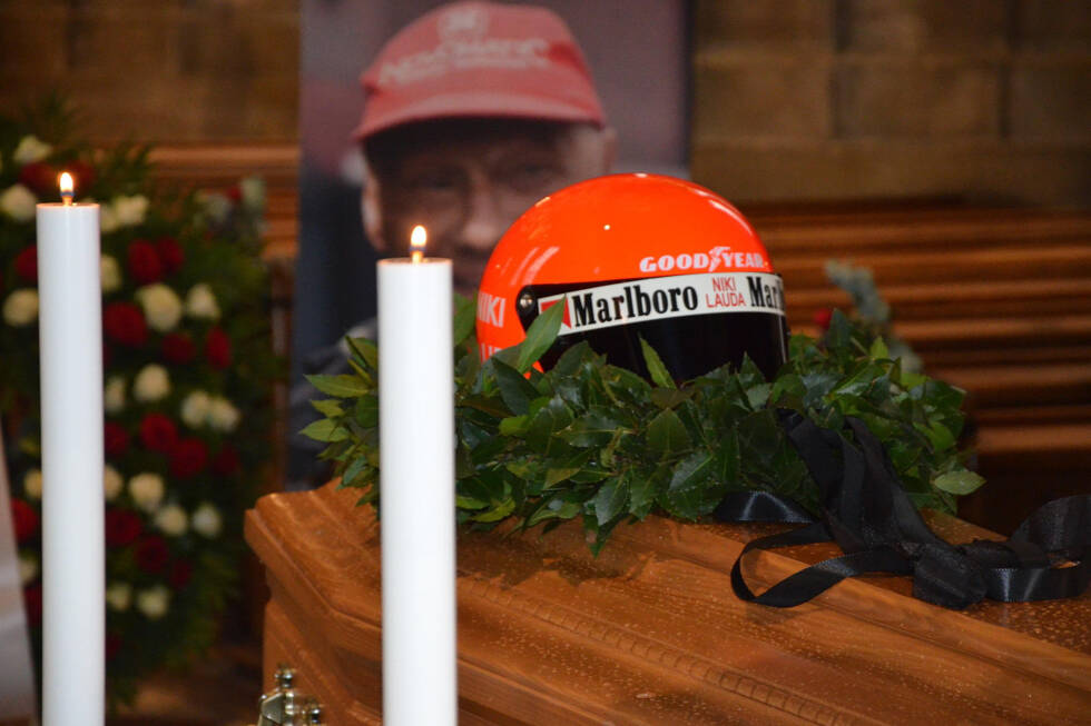 Foto zur News: Im Wiener Stephansdom nimmt Österreich und die Welt Abschied vom dreimaligen Formel-1-Weltmeister Niki Lauda, der im Alter von 70 Jahren verstorben ist