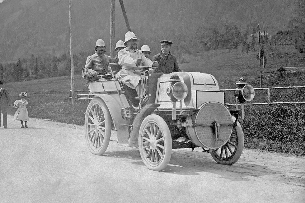 Foto zur News: Vor 125 Jahren wurde die erste Motorsport-Veranstaltung der Welt ausgetragen: Aus diesem Anlass lässt Mercedes einige Momente Revue passieren