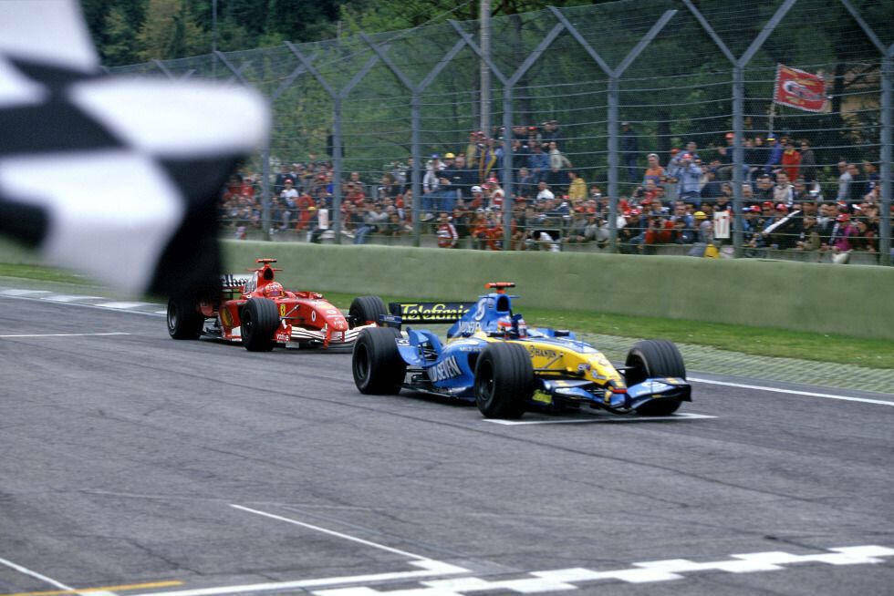 Foto zur News: Fernando Alonso erteilt Michael Schumacher in San Marino eine echte Lektion, als er den Ferrari mit seinem deutlich langsameren Renault in Schach halten kann