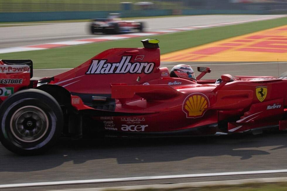Foto zur News: Kimi Räikkönen krönte sich in der Saison 2007 zum bis heute letzten Ferrari-Formel-1-Weltmeister - Unsere Fotostrecke zeigt, wie lange das mittlerweile her ist ...
