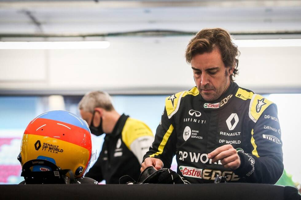 Foto zur News: In Barcelona hat Fernando Alonso im Rahmen eines Filmtages zum ersten Mal seit seiner Comeback-Ankündigung den aktuellen Renault R.S.20 getestet