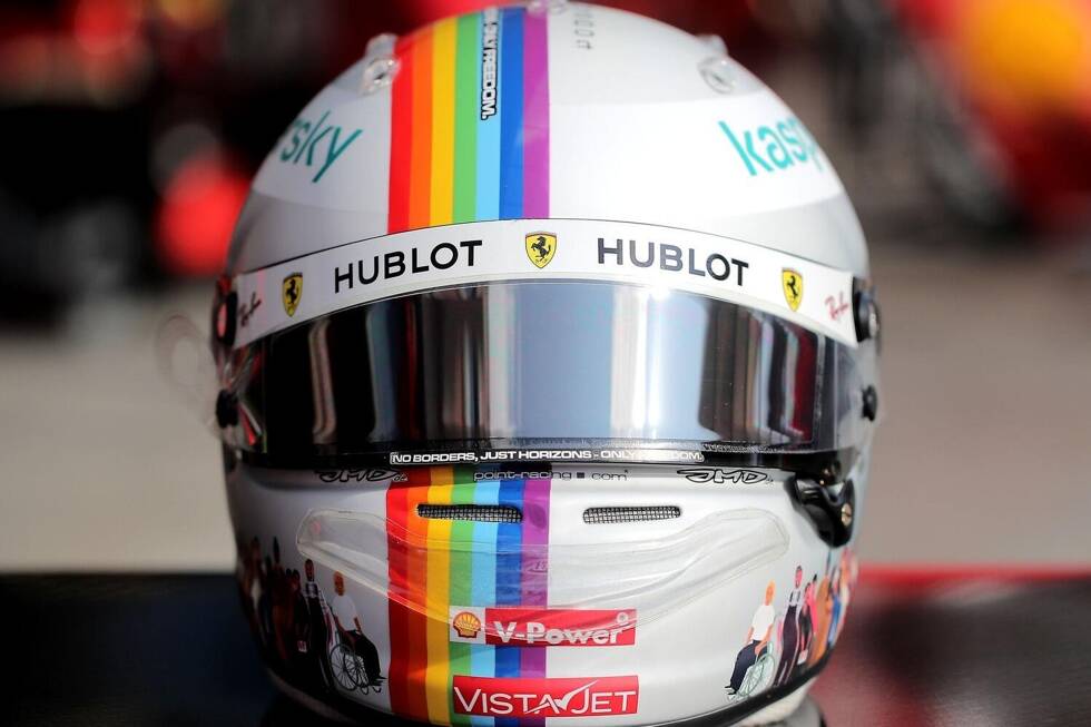 Foto zur News: In der Türkei hat Formel-1-Weltmeister Sebastian Vettel von Ferrari ein neues Helmdesign mit dem Schriftzug &quot;Together As One&quot; vorgestellt