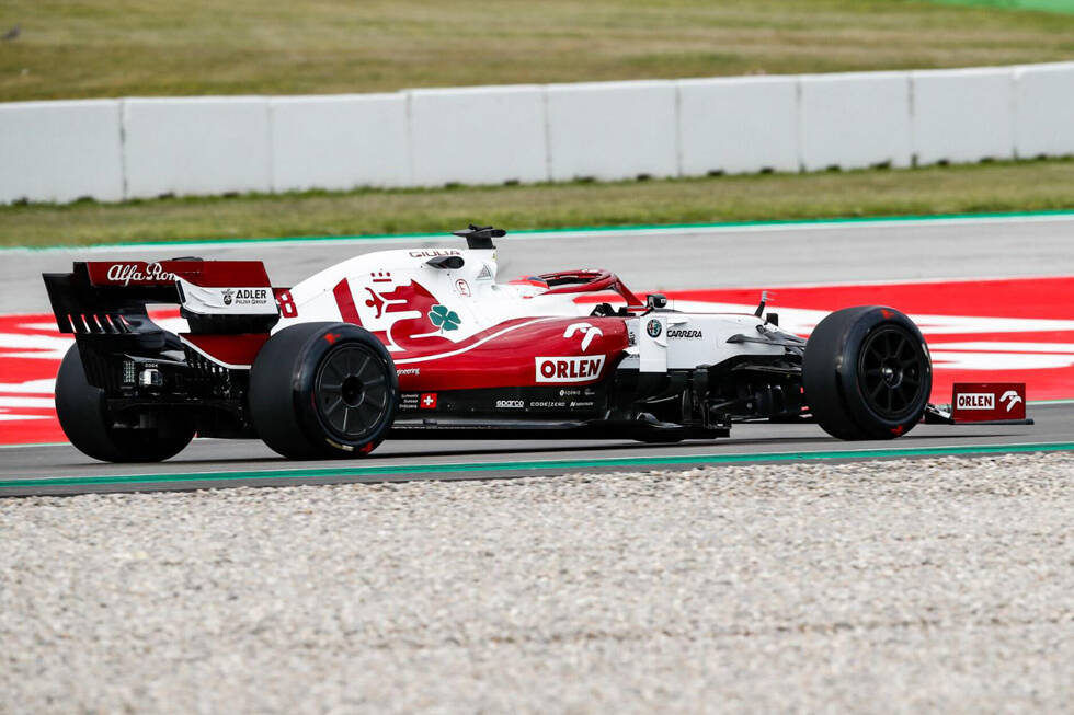 Foto zur News: Robert Kubica hat am Dienstag die neuen 18-Zoll-Reifen für die Formel-1-Saison 2022 getestet - Alfa Romeo packt die Radkappen aus