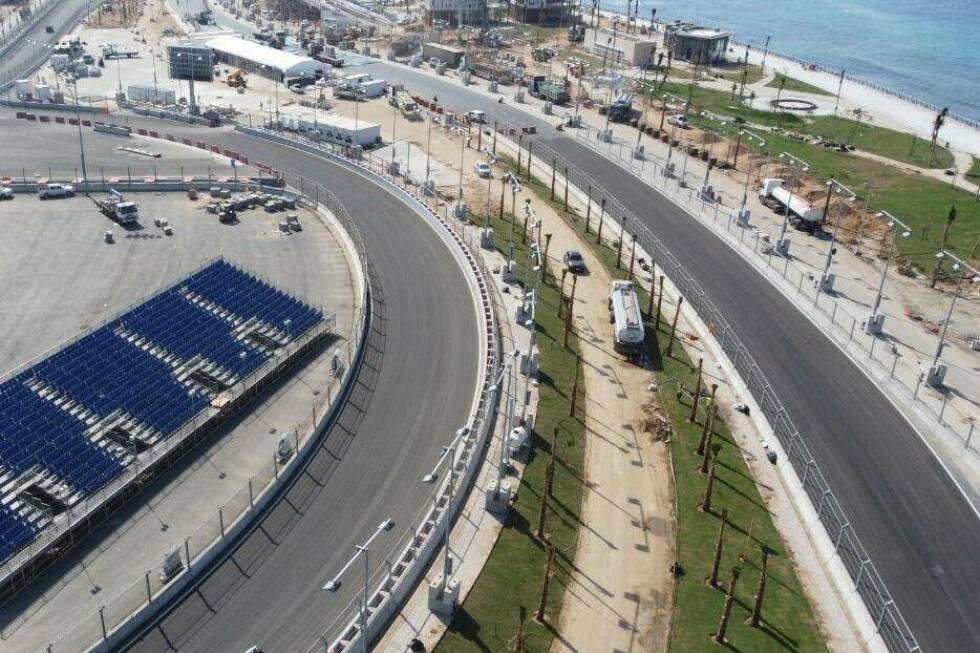 Foto zur News: Knapp zwei Wochen vor der Formel-1-Premiere in Saudi-Arabien nähert sich der komplett neu gebaute Kurs in Dschidda der Fertigstellung - Die aktuellen Bilder
