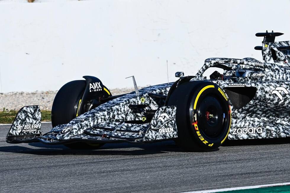 Foto zur News: Alle zehn Formel-1-Autos für die Saison 2022 auf der Rennstrecke: Unser Bildervergleich bei der ersten gemeinsamen Ausfahrt der neuen Rennfahrzeuge beim Wintertest in Barcelona!