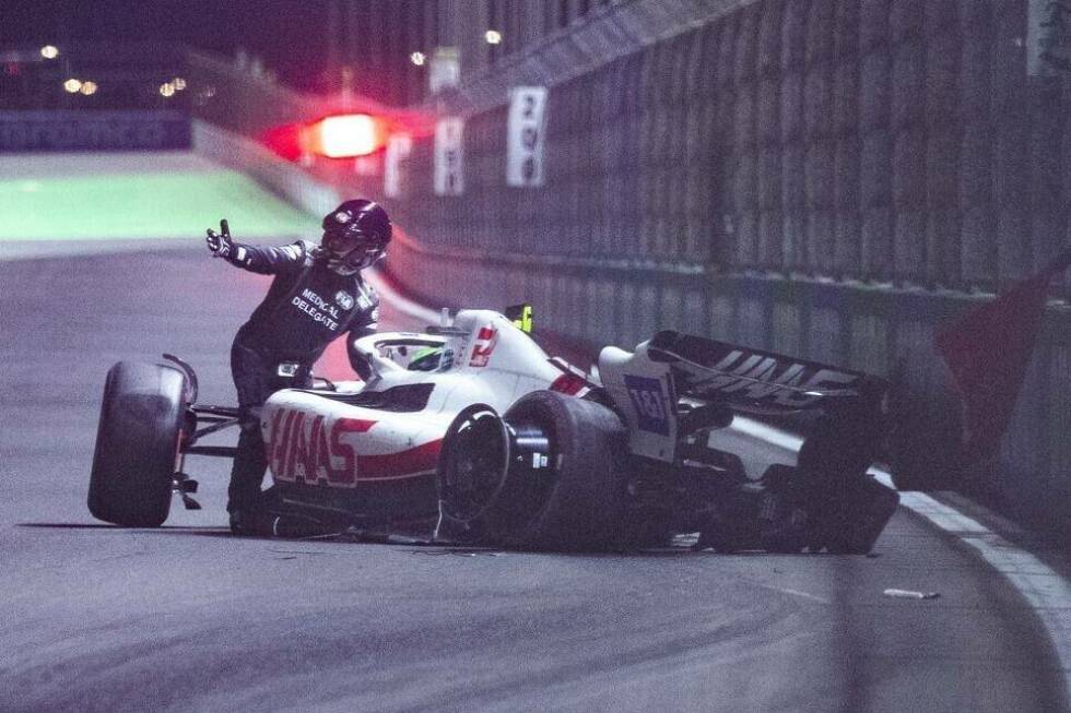 Foto zur News: Die Bilder zum Unfall von Mick Schumacher im Formel-1-Qualifying in Saudi-Arabien: Wie durch ein Wunder blieb Schumacher dabei wohl unverletzt!