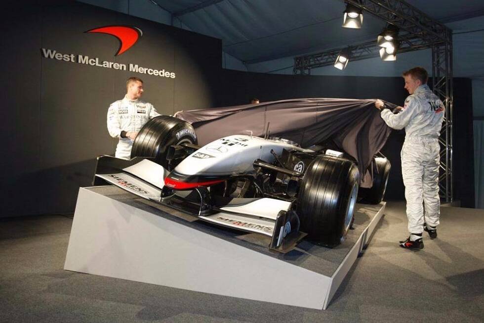 Foto zur News: Mal bescheiden, mal pompös, aber immer stilvoll: McLaren wusste seine neuen Formel-1-Fahrzeuge immer gut in Szene zu setzen