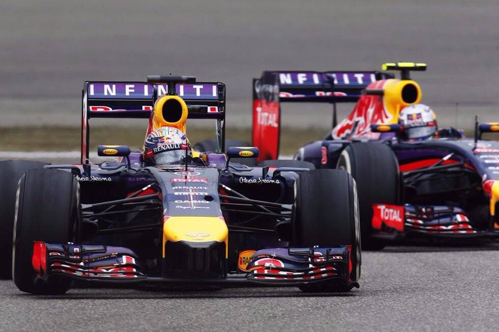 Foto zur News: Während Mercedes zu einem erneuten Doppelerfolg fährt, muss sich Sebastian Vettel einer Teamorder beugen