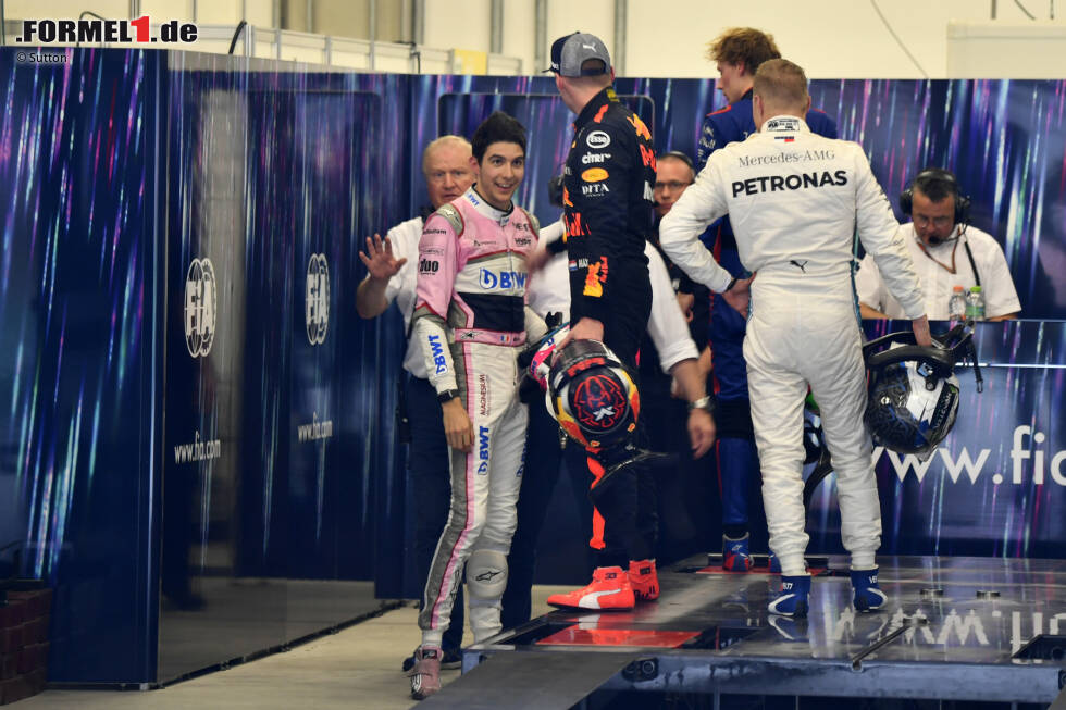Foto zur News: Die Szene des Grand Prix von Brasilien: Max Verstappen schubst Esteban Ocon, den er später einen "Idioten" und eine "Pussy" schimpfen wird, gleich mehrfach.