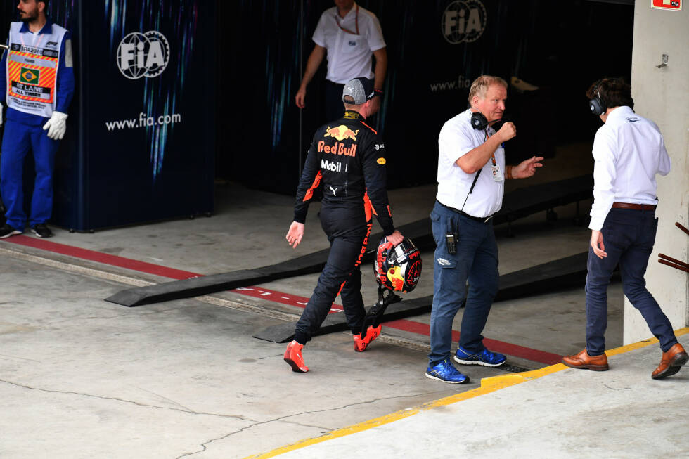 Foto zur News: ... aber das empfindet Verstappen genauso: Vor Wut zerfressen trabt er entschlossenen Schrittes an FIA-Mann Jo Bauer vorbei ...