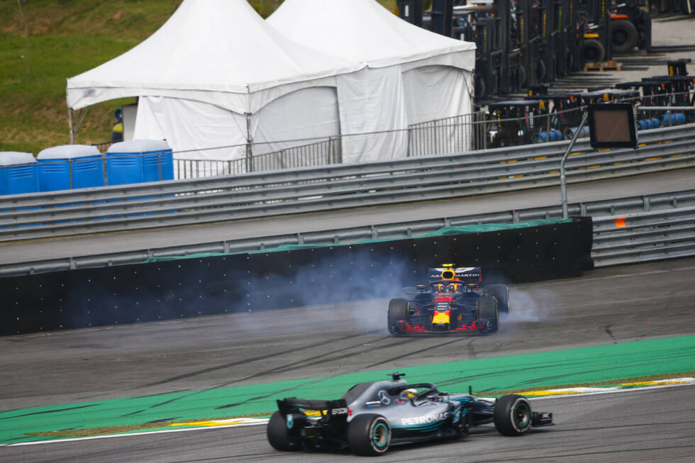 Foto zur News: ... aber aus 2,9 Sekunden Vorsprung auf Lewis Hamilton werden 5,4 Sekunden Rückstand. Damit ist das Rennen nicht mehr zu gewinnen. Auch, weil das Auto beschädigt ist. Es fehlen 50 Punkte Downforce.
