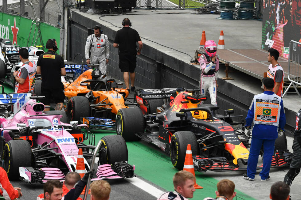 Foto zur News: Nach dem Rennen schreitet Ocon nichtsahnend in Richtung FIA-Waage. Er fühlt sich im Recht, ...