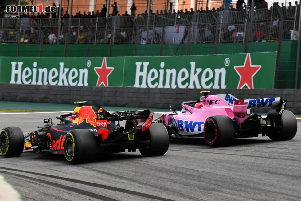 Alles beginnt mit Ocons Boxenstopp: Der Force-India-Fahrer wechselt auf frische Reifen - und ist so schnell, dass er sich gegen Verstappen zurückrunden möchte. Alles beginnt mit Ocons Boxenstopp: Der Force-India-Fahrer wechselt auf frische Reifen - und ist so schnell, dass er sich gegen Verstappen zurückrunden möchte.