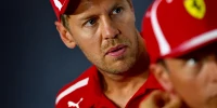 Foto zur News: "Kampf mit ungleichen Waffen": Kostet Ferrari Vettel die WM?