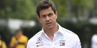 Foto zur News: "Flagge in der Hand": Toto Wolff mahnt zur Einführung der Budgetobergrenze