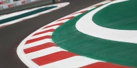Foto zur News: Newey-Vorschlag: "Rutschige Randsteine" gegen Track-Limit-Vergehen?