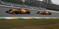 Foto zur News: Überholt, bestraft und total genervt: Fernando Alonso schleicht nach Canossa