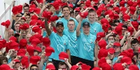 Foto zur News: Mercedes feiert Formel-1-Titel mit besonderem Gruß an Niki Lauda
