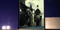 Foto zur News: Lewis Hamilton kommt bei Superbike-Test zu Sturz!