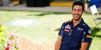 Foto zur News: Highlights des Tages: Ricciardo übertreibt&#039;s beim Cricket-Training