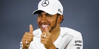 Foto zur News: Highlights des Tages: Lewis Hamilton im freien Fall